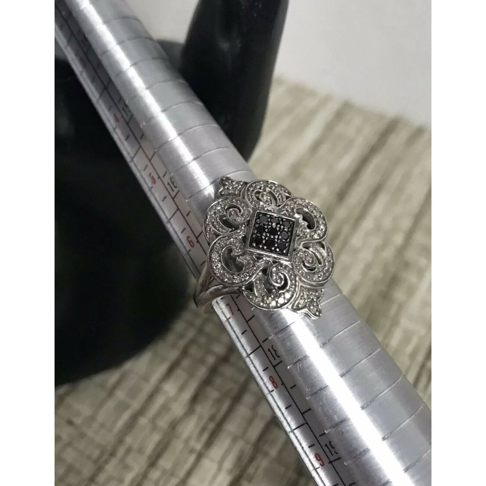 Fashion Ring Silvertone And‎ Black Size 6.5 Alloy